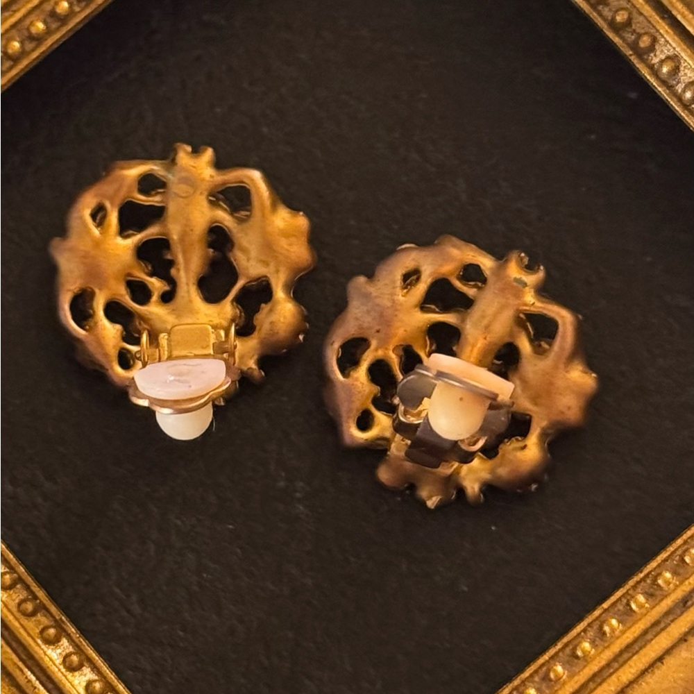 VTG Gorgeous Brassy Gold Floral Cluster w/ Grey Pearls Earrings - Picture 10 of 16